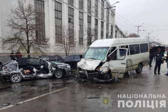 В Запорожье столкнулись легковой автомобиль и микроавтобус: есть жертвы