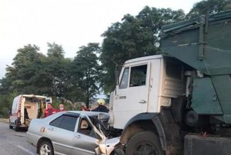 Под Киевом легковое авто врезалось в грузовик, есть жертвы