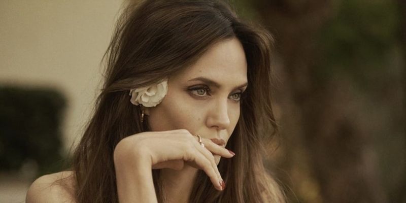 Роскошная Анджелина Джоли украсила обложку глянца и восхитилась украинцами