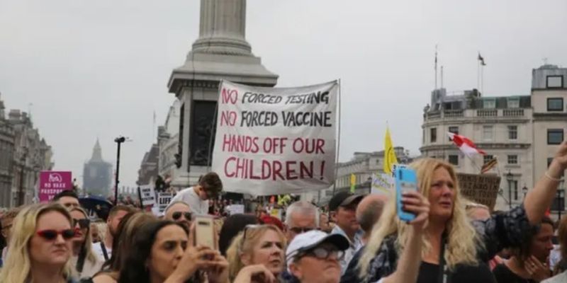 В Лондоне продолжаются протесты против прививок от COVID-19 и паспортов вакцинации