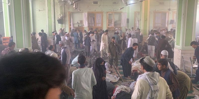 В Афганистане террорист-смертник подорвался в мечети: погибли десятки людей