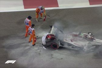 Болід пілота "Формули-1" спалахнув під час тренувальної сесії: гонщик взявся гасити полум'я