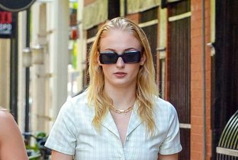 Стальной пресс: Софи Тернер гуляет по Нью-Йорку в укороченной рубашке и шортах