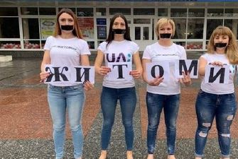 Журналістки «UA: Житомир» босоніж протестували проти закриття ранкової програми