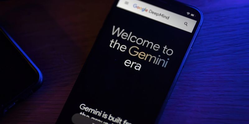 Марк Гурман: Apple ведет переговоры с Google по интеграции ИИ-модели Gemini в iPhone