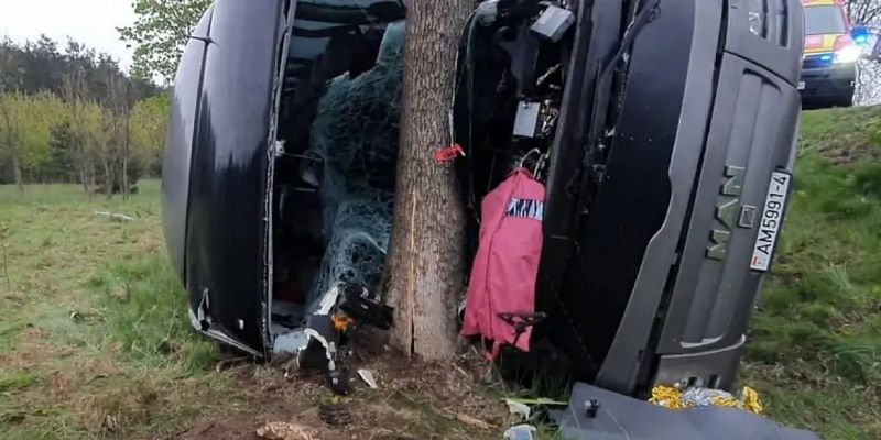 Пассажирский автобус попал в ДТП в Польше, есть пострадавшие. ВИДЕО