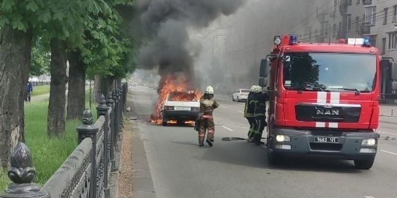На проспекте Победы загорелось авто - в центре Киева образовалась пробка