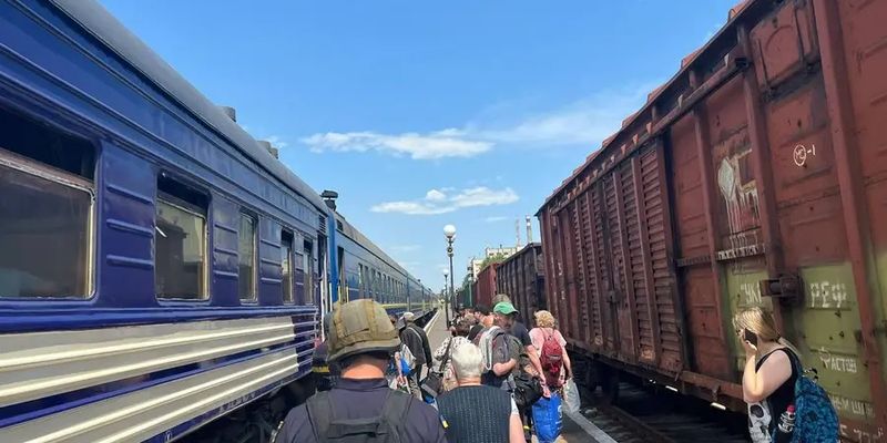 До Миколаєва прибув евакуаційний потяг з Херсона
