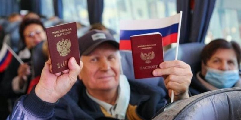 Мешканців окупованого Донбасу звозили автобусами на вибори у РФ: "дякують" серветками, водою і російським прапором