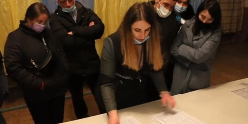 Возможные фальсификации на довыборах в Раду зафиксировали на видео