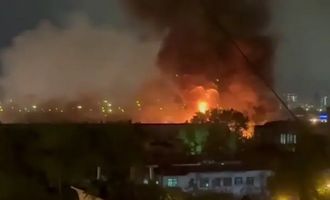 В Москве вспыхнул пожар на заводе, россияне ищут "украинский след". ВИДЕО