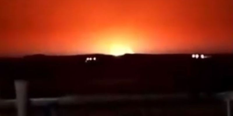 Столб огня поднялся до самого неба: в Каспийском море произошел мощный взрыв
