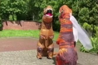 У Львові до РАЦСу прийшла оригінальна пара - у костюмах тиранозаврів