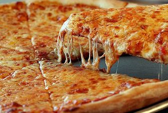 Ученые рассказали об опасности пиццы и чипсов для мужчин