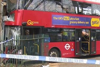 В Лондоне автобус с детьми врезался в дом