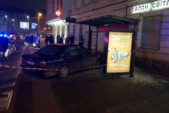 У Львові водій без прав в'їхав у зупинку транспорту: постраждала жінка