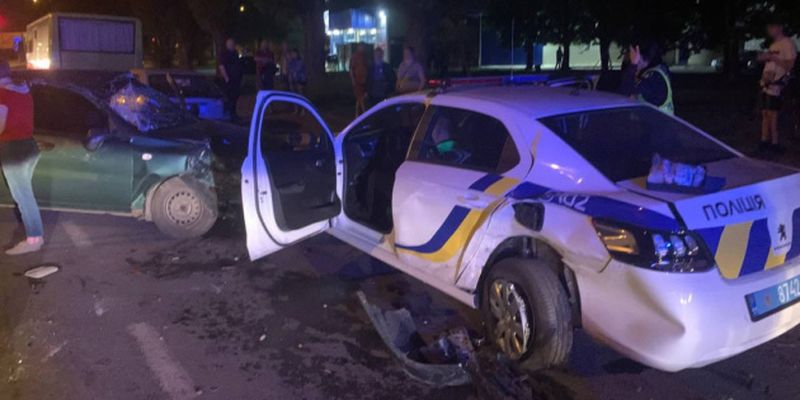 В Полтаве пьяный водитель врезался в припаркованное авто полиции - патрульные в больнице
