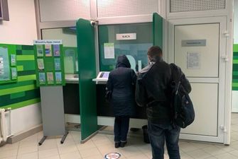 "Брехати вчать там, де і красти": українка з карткою "ПриватБанку" втратила гроші глибокої ночі