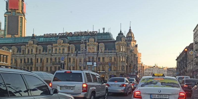 Карантин в Киеве: много машин, мало людей и очереди у отделений почты