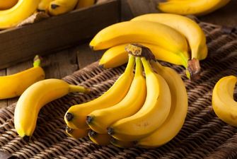 Медики рассказали, кому опасно есть бананы