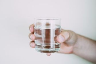 Скільки людина має пити води на день: у Британії спростували відому теорію