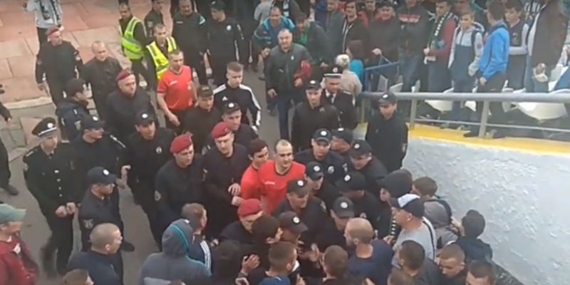 Украинские болельщики избили арбитра после матча: момент попал на видео