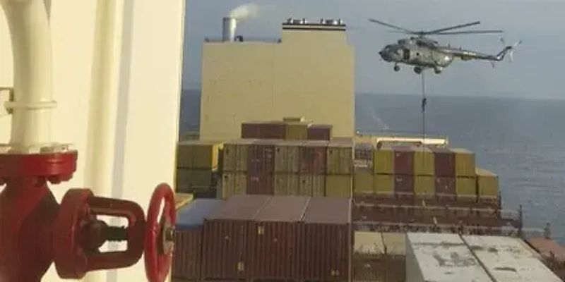 Иранский спецназ захватил связанное с Израилем судно вблизи Ормузского пролива. Фото и видео