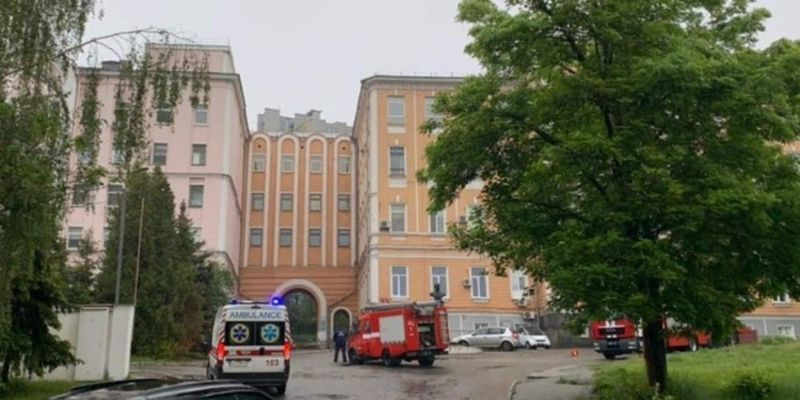 В Киеве ликвидировали пожар в Александровской больнице
