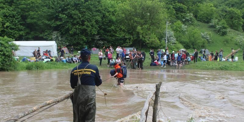 На Хмельниччині евакуювали 254 учасників чемпіонату з туризму, які опинилися в пастці через сильну повінь