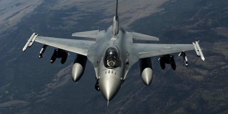 Польша не исключает передачу Украине истребителей F-16