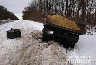 На Тернопільщині внаслідок зіткнення легкового автомобіля з КамАЗом травмовано двох осіб
