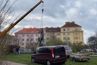 У Росії істерика: влада Праги, користуючись карантином, знесла пам'ятник радянському маршалу