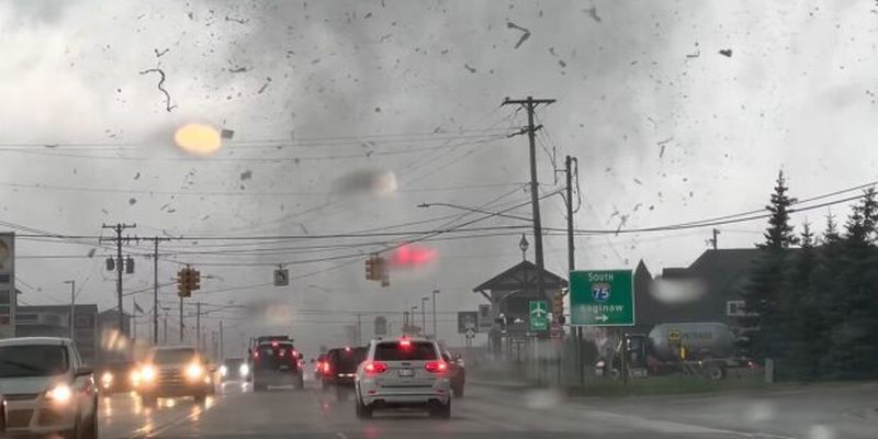 Мощный ураган обрушился на город, есть жертвы и десятки пострадавших: удар стихии попал на видео