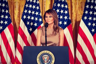 Экс-первая леди США Мелания Трамп вышла в свет в изумрудном платье