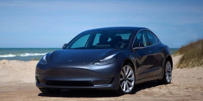 Сбила и поехала дальше: Tesla Model 3 провалила испытания авто­номного торможения