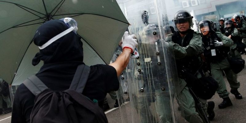После ночных столкновений с полицией в Гонконге задержали 29 человек