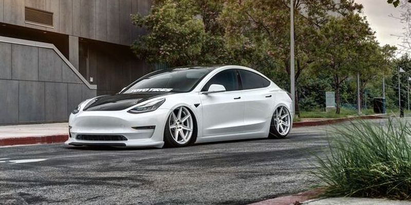 "Шлифует асфальт": электромобиль Tesla радикально переделали в спорткар