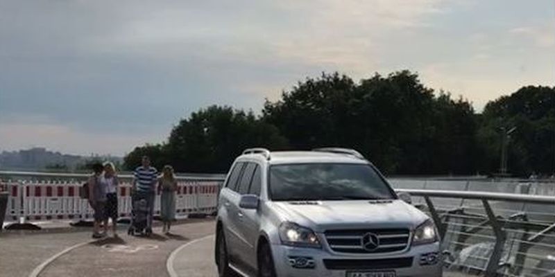 У Києві на "скляному" горе-мосту помітили авто