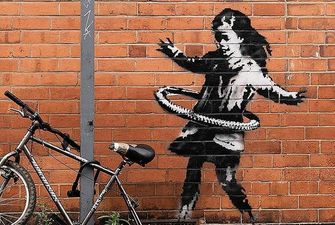 Девочка с хула-хупом: Banksy представил свою новую работу
