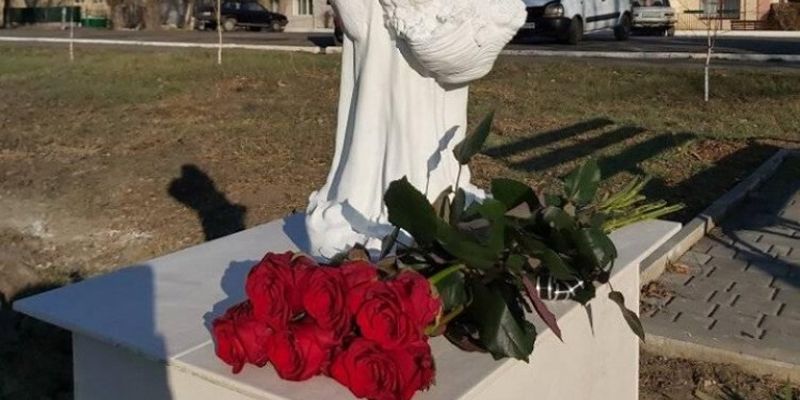 Под Одессой поставили трогательный памятник убитой 11-летней девочке: фото