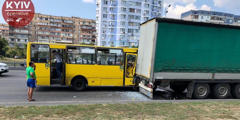 В Киеве опасно столкнулись маршрутка с грузовиком: опубликованы фото
