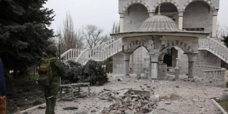 Возле разрушенной врагом мечети в Мариуполе – стихийные могилы