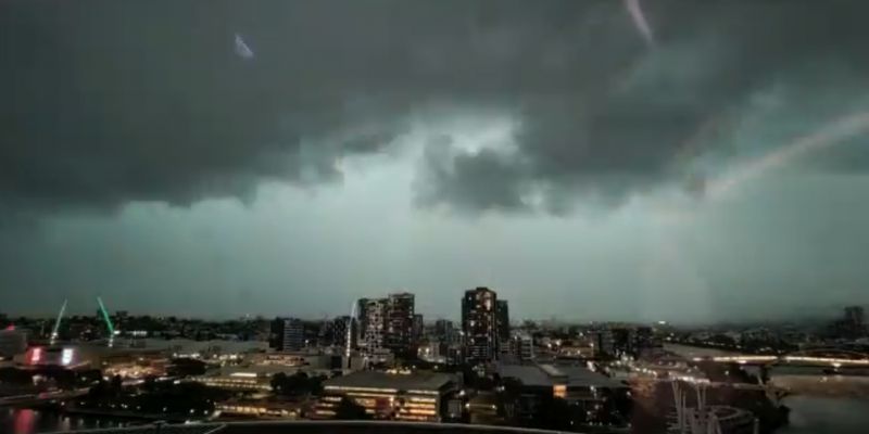 Зеленое небо и 71 тысяча молний: Австралию накрыл мощный шторм