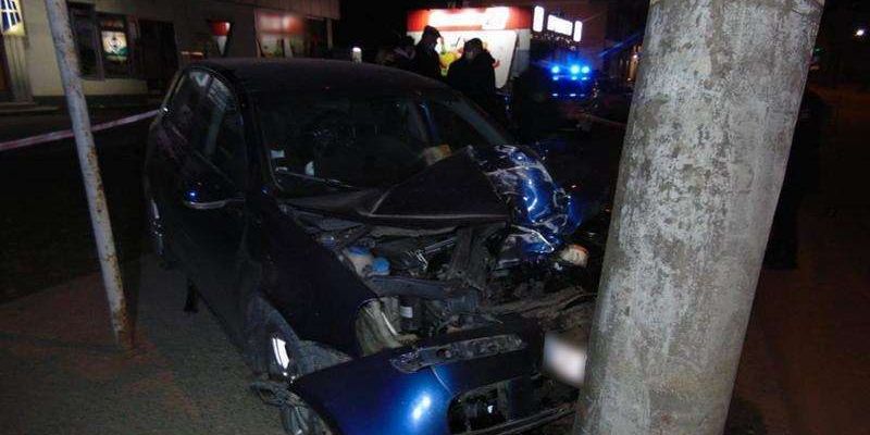 У Чернівцях автомобіль врізався у електроопору: двоє травмованих