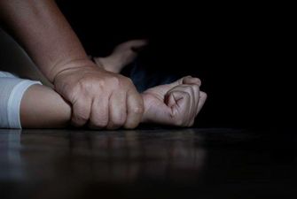 В Одесі 10 чоловіків зґвалтували двох дівчат – ґвалтівників ще не спіймали