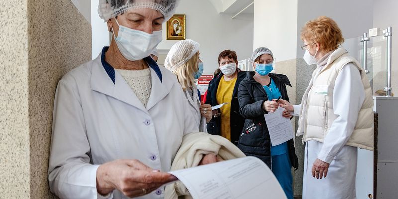 "Покупаю еду в кредит": медики столичной "скорой" вышли на пикет из-за невыплаты зарплат