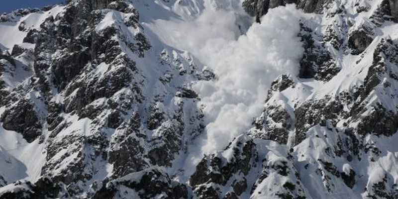 В России на горнолыжном курорте сошла лавина: под снегом есть люди