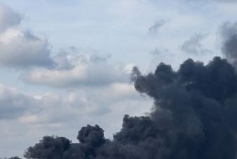 В Макеевке горит склад оккупантов, раздаются мощные взрывы: фото и видео