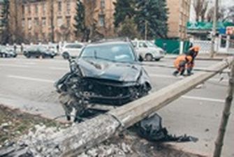 В центе Киева внедорожник сбил бетонный столб