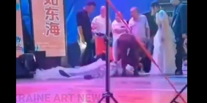 У Китаї під час виступу померла співачка, перечепившися через сукню та вдарившись головою